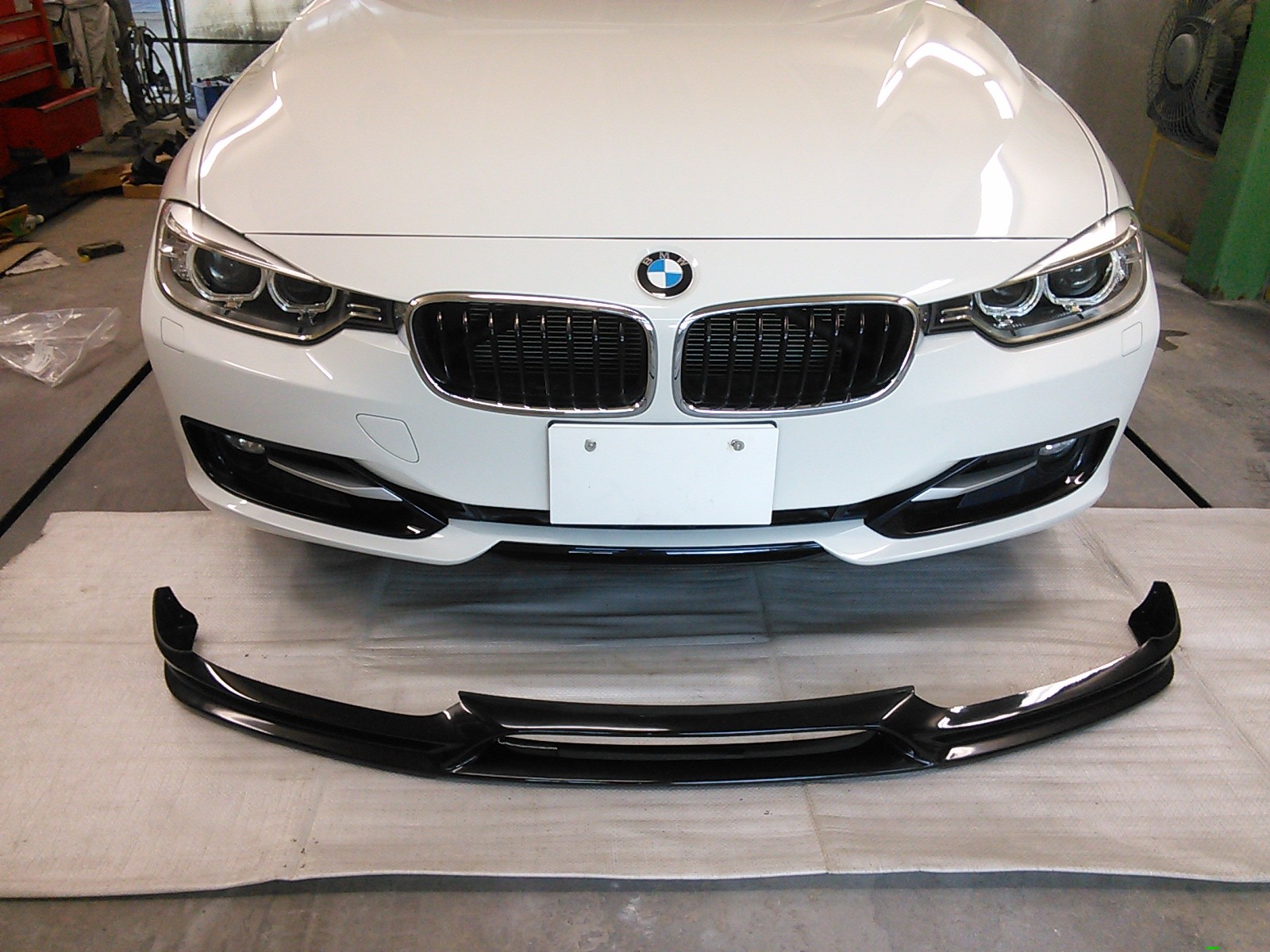 BMW　３３０i  フロントエアロスポイラー取り付け　　　豊田市　　板金塗装