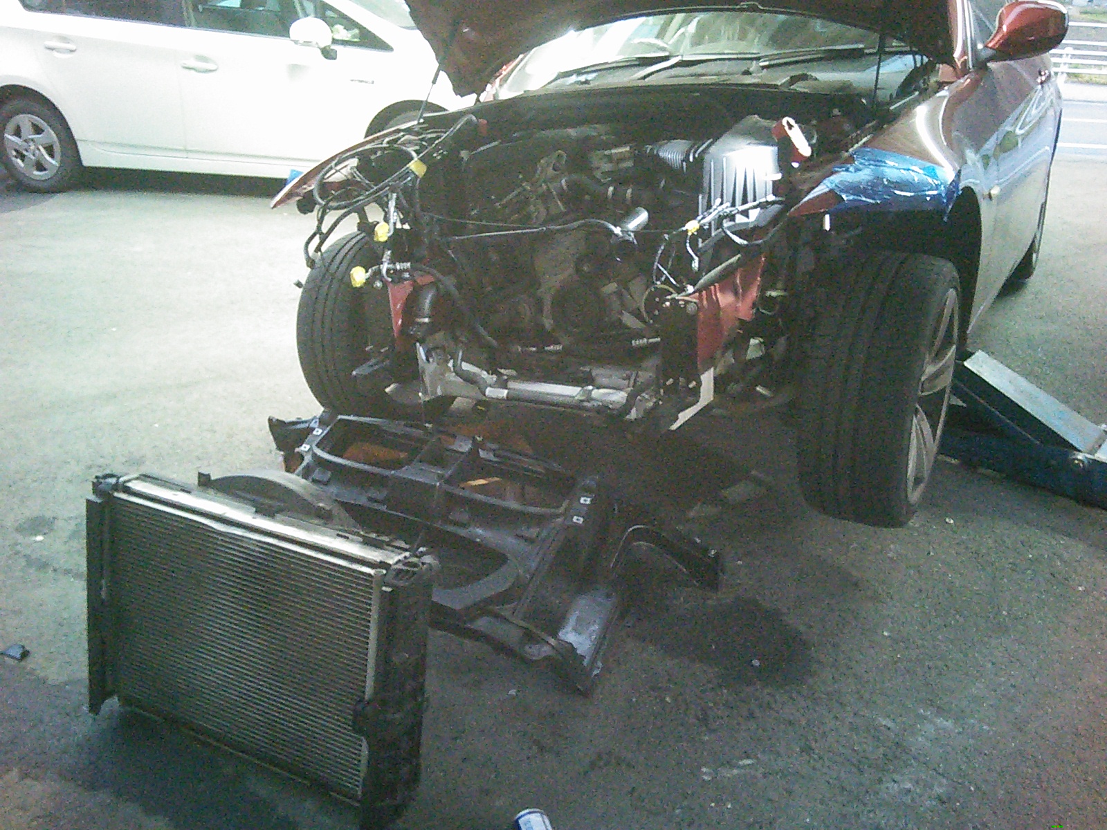 BMW　３２０i　事故修理。意外にに大作業に(;^ω^)。